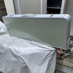 アウトドアテーブルセット、薪の画像