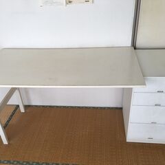 机と椅子