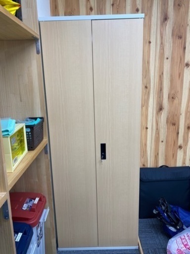 ■事務キャビネット　幅70ｃｍ奥行き45ｃｍ高さ185ｃｍ　明るい木目調　PLUS