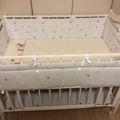 ベビーベット　ホワイト　とマットレスの画像
