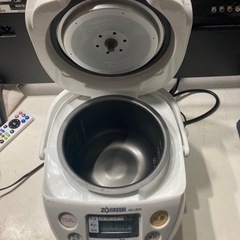 引渡し決定　象印　3合炊き炊飯器　NS-UB05の画像