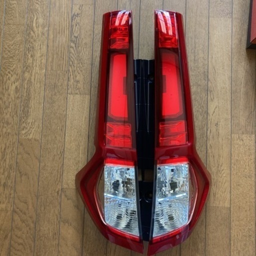 ルーミー　純正LEDテールランプ　１台セット