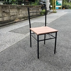 折り畳み机と椅子のセットです！の画像