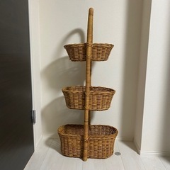 アンティーク風　3段かご しっかり編み込まれたアンティーク風のベジタブル3段バスケット