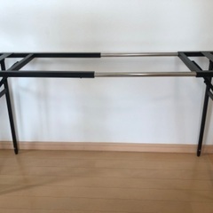 シンセサイザー、電子ピアノの台。