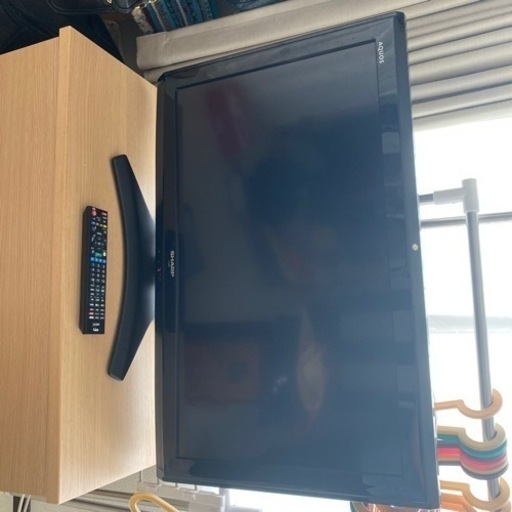 SHARP・AQUOS32型のテレビとリモコン