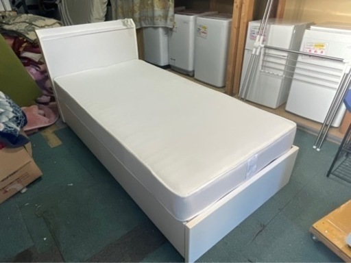 【リサイクルサービス八光　田上店　配達・設置OK】1口コンセント・収納×2付 ホワイトシングルベッド