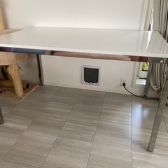 IKEA4人掛け白のダイニングテーブル（TORSBY）