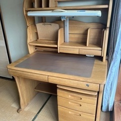 くろがね学習机　まだ十分に使用できる綺麗な学習机です。読書やデス...