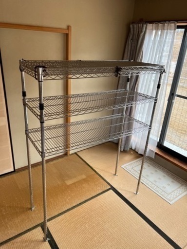 ４段メタルラック　3000円　使用感が少ない美品です。オフィスや自宅での陳列、保管用にいかがですか。