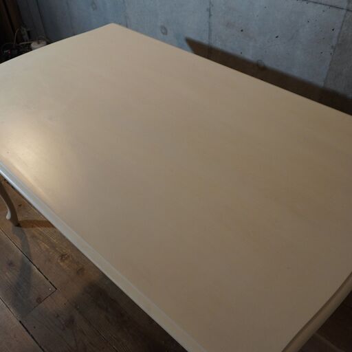 IDC OTSUKA(大塚家具)のMarian Deal(マリアンディール)のフレンチカントリー調のダイニングテーブル。レースがモチー