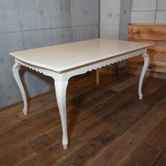 IDC OTSUKA(大塚家具)のMarian Deal(マリアンディール)のフレンチカントリー調のダイニングテーブル。レースがモチーフの優美なデザインの食卓。明るい色合いがダイニングを上品な空間に。CH204の画像