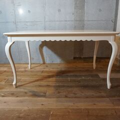IDC OTSUKA(大塚家具)のMarian Deal(マリアンディール)のフレンチカントリー調のダイニングテーブル。レースがモチーフの優美なデザインの食卓。明るい色合いがダイニングを上品な空間に。CH204の画像