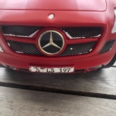 メルセデス　ベンツ　乗り物　乗用玩具　足蹴り