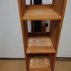 藤のカゴ付き棚 収納棚の画像