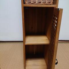 藤のカゴ付き棚 収納棚の画像