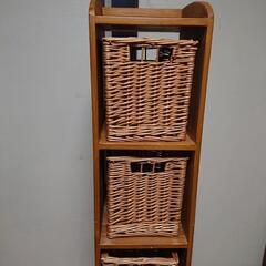 藤のカゴ付き棚 収納棚の画像