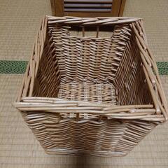 藤のカゴ付き棚 収納棚の画像