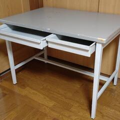 机と椅子の画像