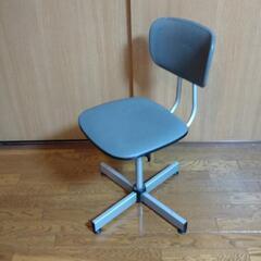 机と椅子の画像