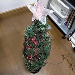 光ファイバーで光るクリスマスツリーの画像