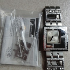 ①スイス名門 Swatch Watch スウォッチ 手元で宝石がキラリと光るクールで大人の高級デザインの画像