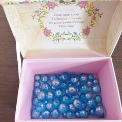 水色のビー玉の画像