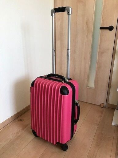 フランスで購入したピンク色の小型スーツケース