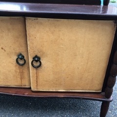 昭和レトロなサイドテーブル（扉付き）の画像