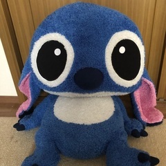 大きなスティッチのぬいぐるみ