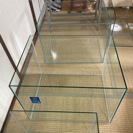 水槽12個と水槽の台2つとLEDライト8つ