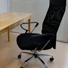 木製デスク(W120 × D60 × H71cm)・椅子の画像