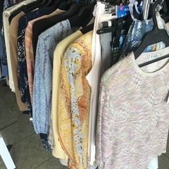 婦人服300円〜500円、小物50円〜500円で販売中！！早い者...
