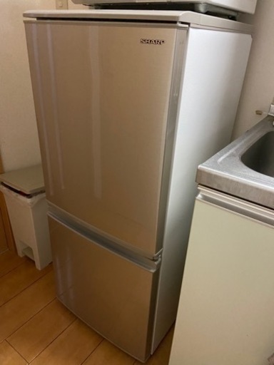 シャープ　冷蔵庫　137L