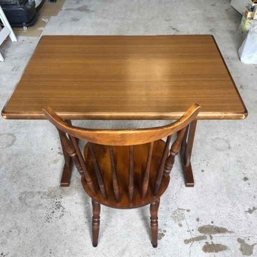 アンティークなテーブルと椅子一脚セット　中古品