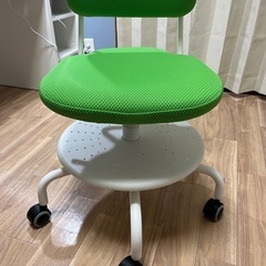 IKEAの子ども用デスク用チェアです。