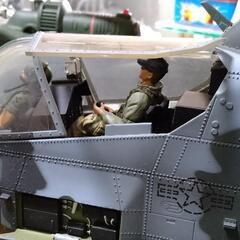 軍用ヘリの模型２機の画像