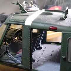 軍用ヘリの模型２機の画像