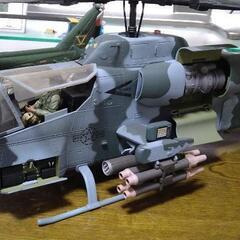 軍用ヘリの模型２機の画像