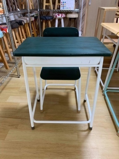 懐かしい学習机が緑色にリメイク