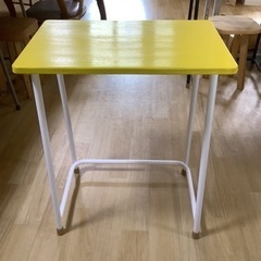 懐かしい学習机が黄色にリメイク
