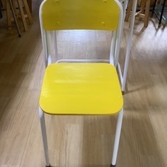 懐かしい学習机が黄色にリメイク