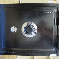 小型耐火金庫（ダイヤル番号が不明なので開きません）
