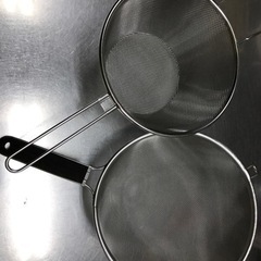 キッチン小物 取っ手付きザル  業務用調理器具の画像