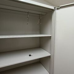 【受渡し完了】オフィス用 スチール書庫 両開き扉付き 棚板4枚 アイボリー 中古の画像