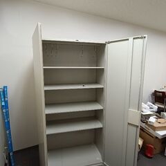 【受渡し完了】オフィス用 スチール書庫 両開き扉付き 棚板4枚 アイボリー 中古の画像