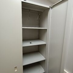 【受渡し完了】オフィス用 スチール書庫 両開き扉付き 棚板4枚 アイボリー 中古の画像