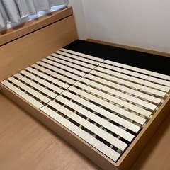 取引中【美品】クイーンベッドフレーム 8ヶ月のみ使用定価14.8万円（にて）