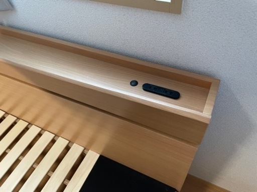 取引中【美品】クイーンベッドフレーム 8ヶ月のみ使用定価14.8万円（楽天にて）