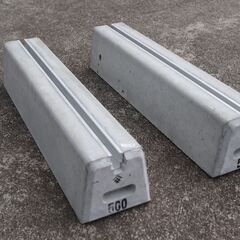 エアコン室外機用のコンクリート土台（50cm）2個を2500円で...